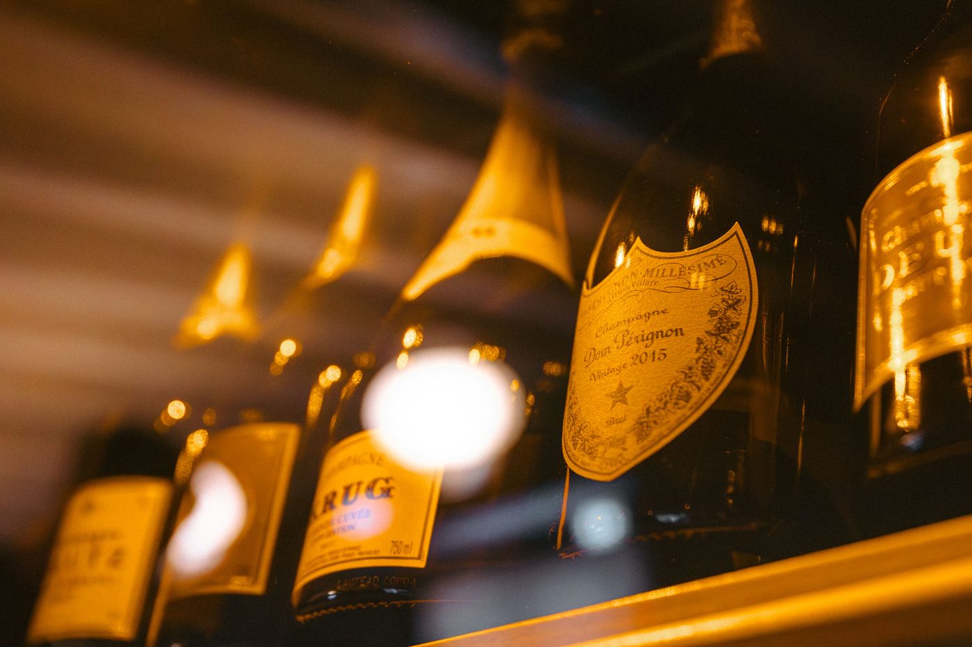 Grands champagnes dans la cave de la Villa Léonard, lumière dorée