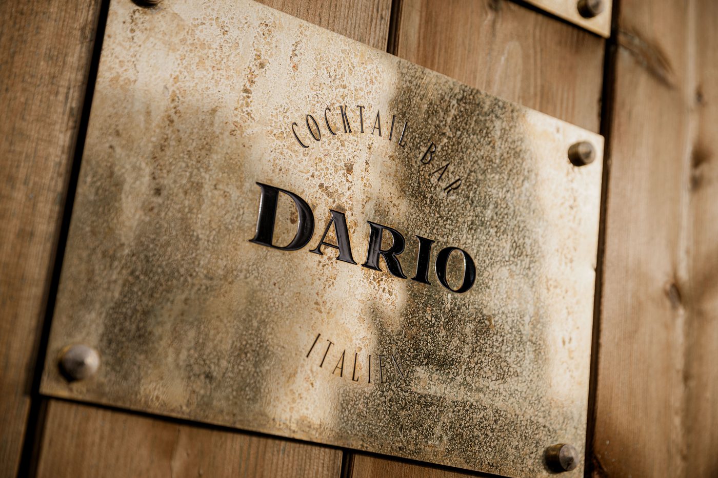 La plaque de laiton gravée Dario, cocktails italiens