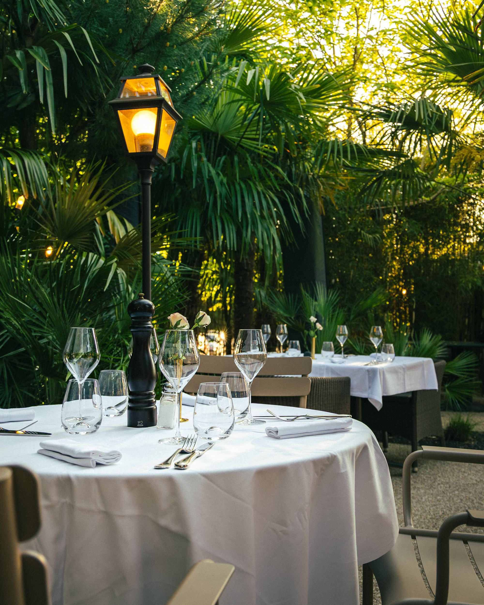 Une table dressée sous la lanterne du jardin de la Villa Léonard